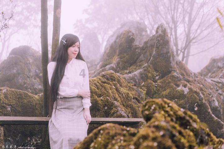 觅朵：菱形脸的五官较窄长，眉形过直会进一步放大面部的不协调感